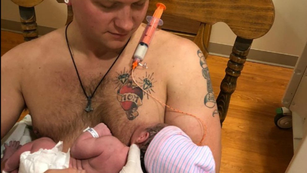 Viral: padre amamanta a su bebé porque la madre no puede hacerlo