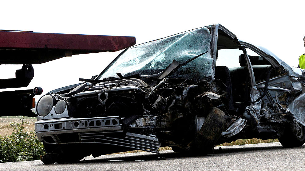 Así quedó el coche del accidente en el que murieron dos personas (Foto: EFE).