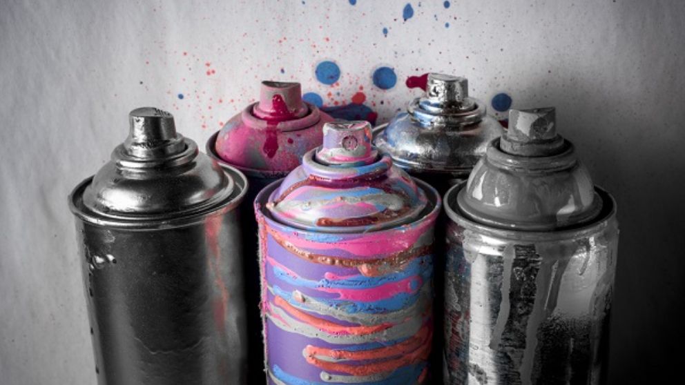 Cómo pintar ropa con spray