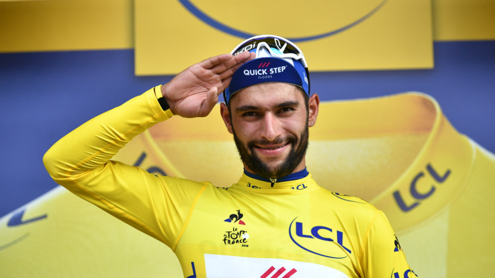 Fernando Gaviria celebra el maillot amarillo en su debut en el Tour de Francia. (AFP)