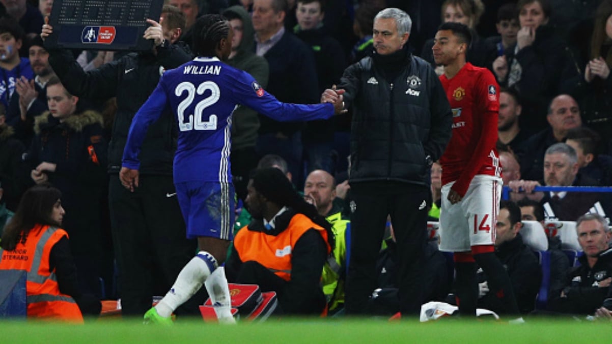 Willian saluda a Mourinho durante un United-Chelsea de esta temporada. (Getty Images)