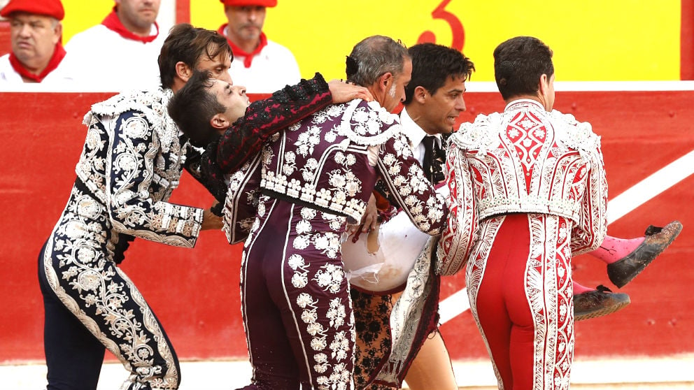 Javier Castaño es atendido por su cuadrilla tras sufrir la cornada (Foto: EFE).