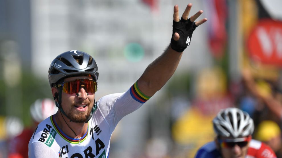 Peter Sagan saluda al público tras su primer triunfo en el Tour 2018. (afp)