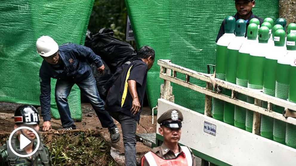 Miembros de los equipos de rescate en las proximidades de la cueva (Foto: AFP).