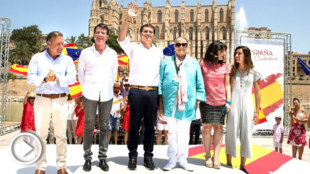 Valls con Mesquida, Rivera, Manuela de la Vega, Verónica Álvarez y Margarita Alba (Foto: EFE).