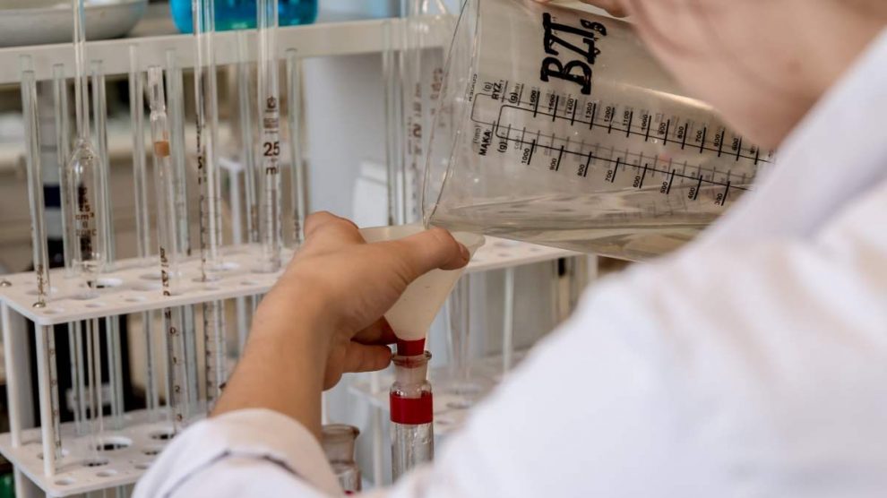 ¿Puedo tomar agua antes de un análisis de sangre?