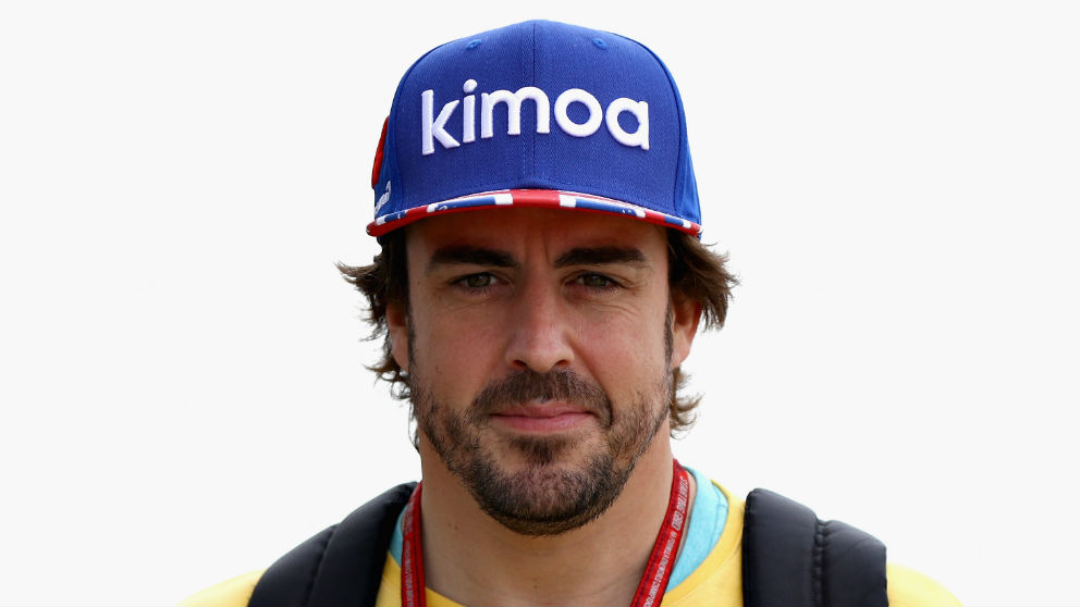 Fernando Alonso sonríe en un Gran Premio de Fórmula 1 reciente. (Getty)