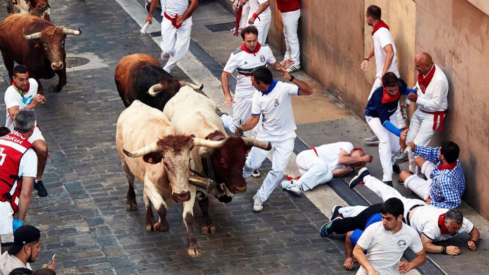 Los Cebada Gago por las calles de Pamplona en el tercer encierro de los Sanfermines 2018. (Foto: EFE)