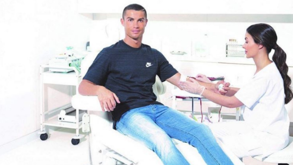 Cristiano donando sangre en una imagen de hace unos meses. (Instagram)