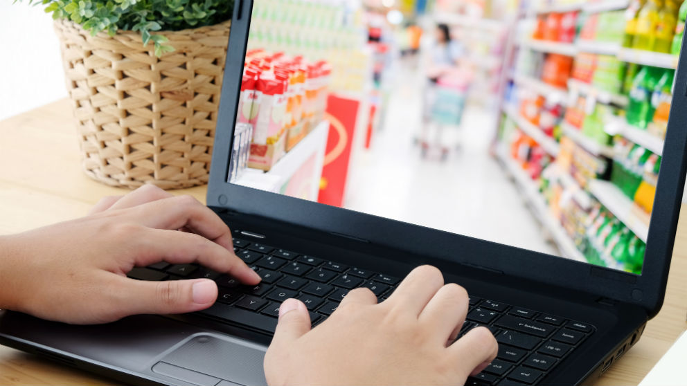 Hacer la compra online (Foto: iStock)