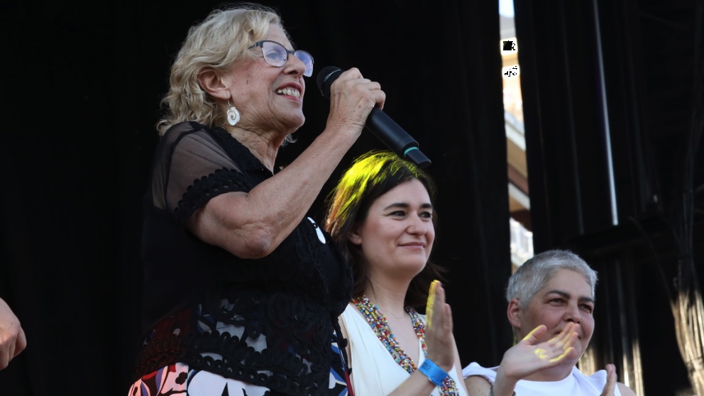 Manuela Carmena en el escenario del Orgullo 2018. (Foto. Madrid)