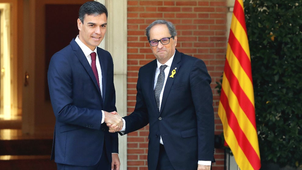 Pedro Sánchez y Quim Torra se saludan (Foto: EFE).