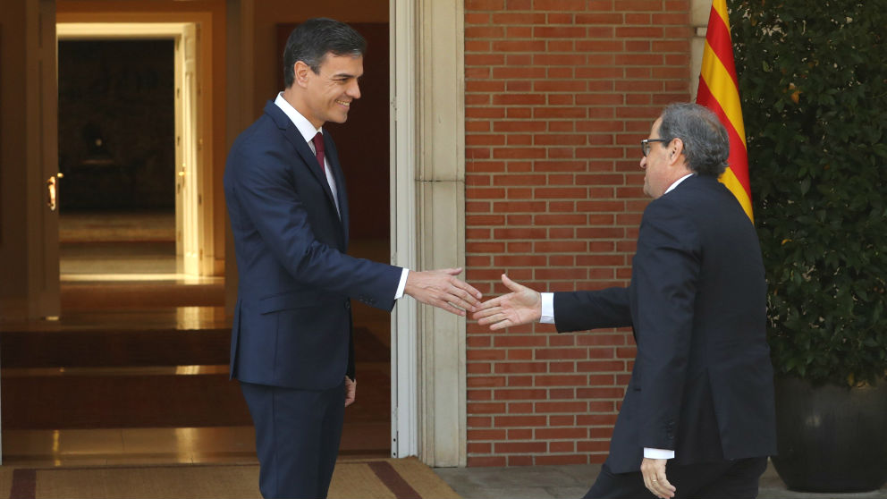 El presidente del Gobierno, Pedro Sánchez (izda), y el de la Generalitat, Quim Torra, en el Palacio de la Moncloa (Foto: Efe)