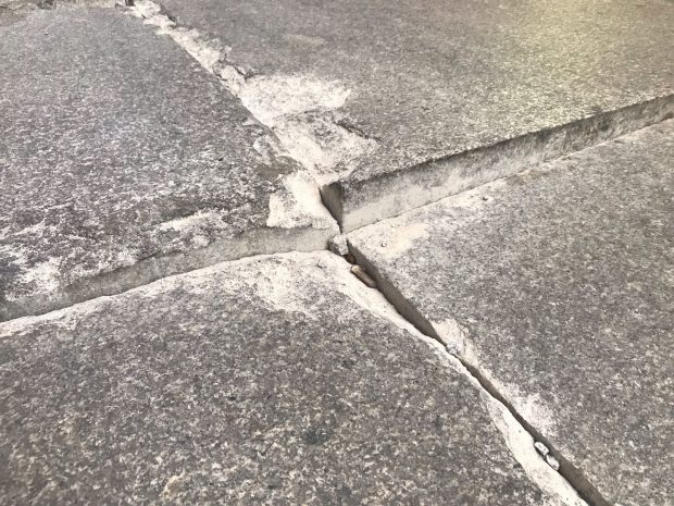 El desastroso estado del pavimento del Madrid de Carmena provoca 3 caídas en 30 minutos en Preciados