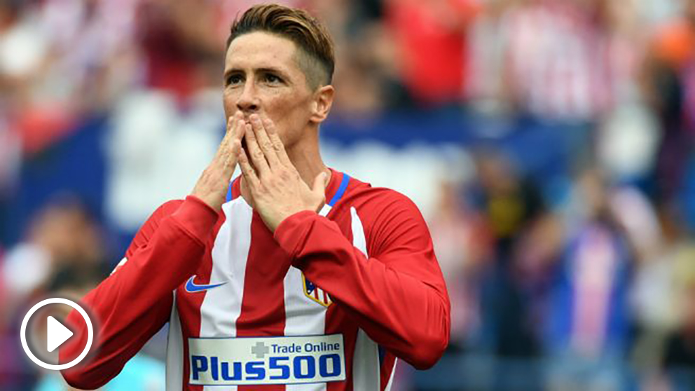 Fernando Torres lanza un beso a la afición rojiblanca. (AFP)