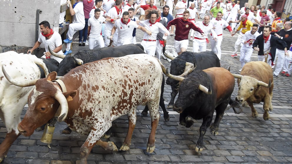 San Fermín 2018 | Los toros de Fuente Ymbro en el cuarto encierro de los Sanfermines 2018. (Foto: AFP)