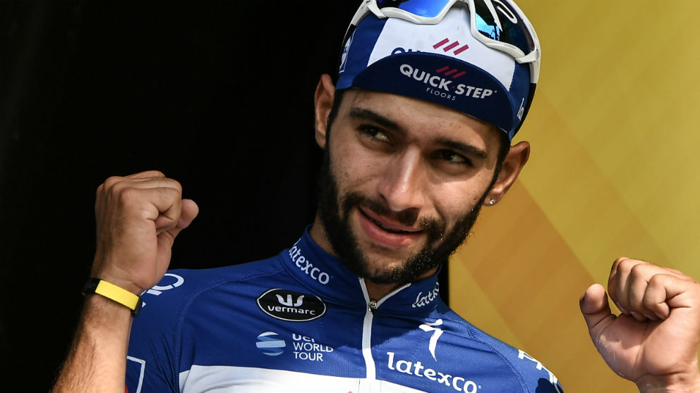 Fernando Gaviria celebra su triunfo en el Tour de Francia. (AFP)
