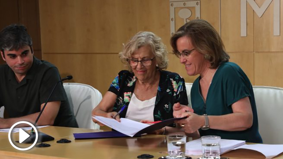 Jorge García Castaño, Manuela Carmena y Puri Causapié, en la firma del acuerdo. (Foto. Madrid)