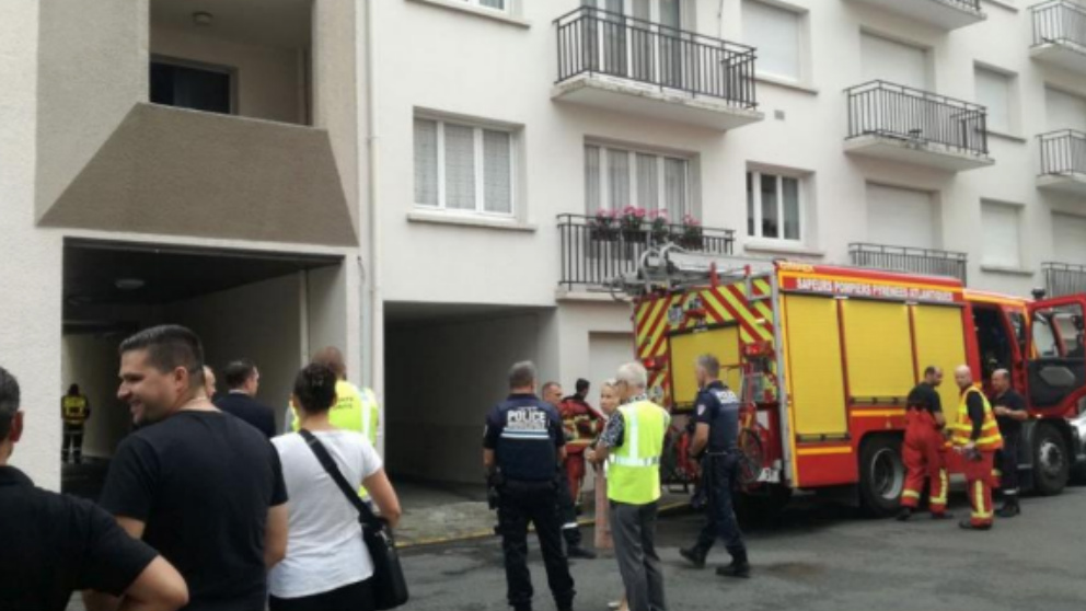 Los equipos de emergencias, trabajando para sofocar el incendio declarado en el lugar del asesinato múltiple. Foto: Twitter