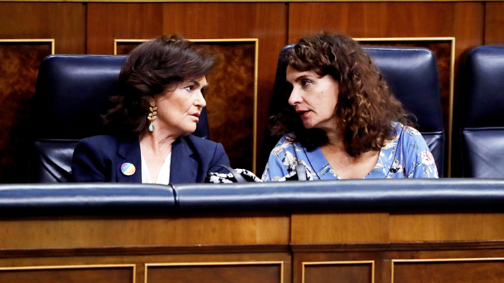 La vicepresidenta del Gobierno, Carmen Calvo, y la ministra de Hacienda, María Jesús Montero, en el Congreso. (Foto: EFE)