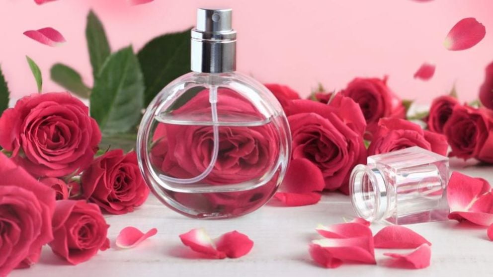 Pasos para hacer perfume de pétalos de rosa casero