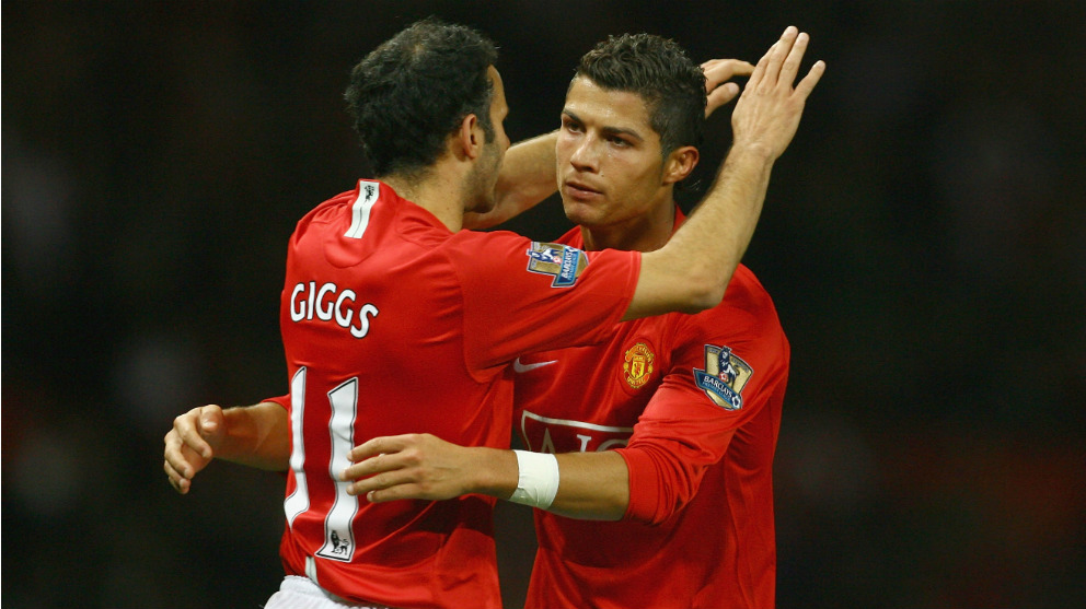 Cristiano y Giggs se abrazan durante un partido con el United. (Getty)