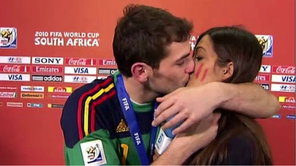 Casillas y Carbonero se besan después de la final del Mundial de 2010.