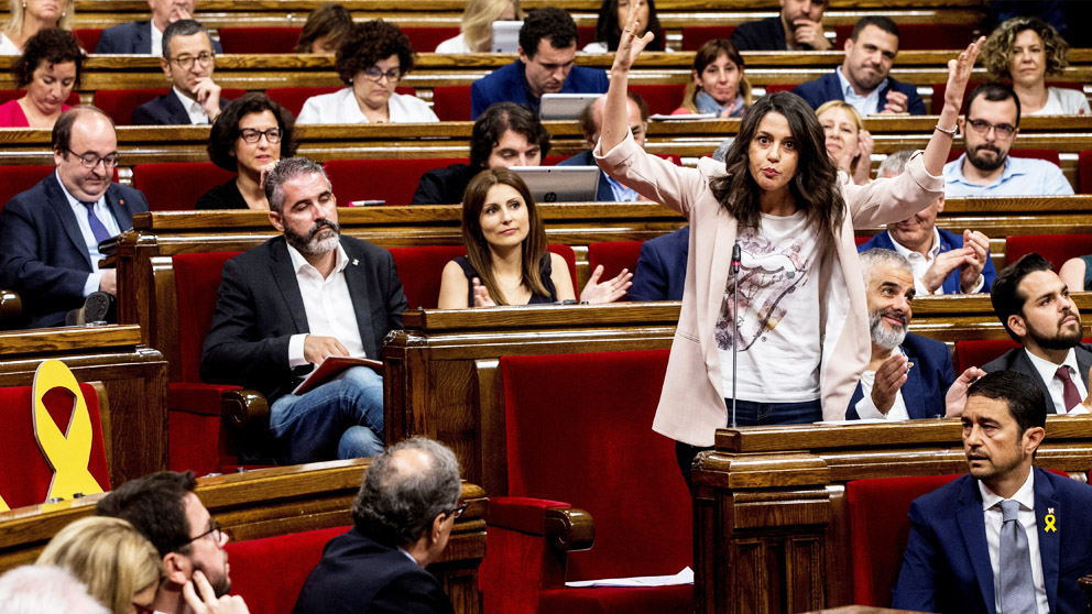 Inés Arrimadas se dirige a Quim Torra en el Parlament. (Foto: EFE)
