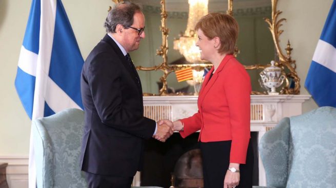 Quim Torra saluda a la ministra principal de Escocia, Nicola Sturgeon.