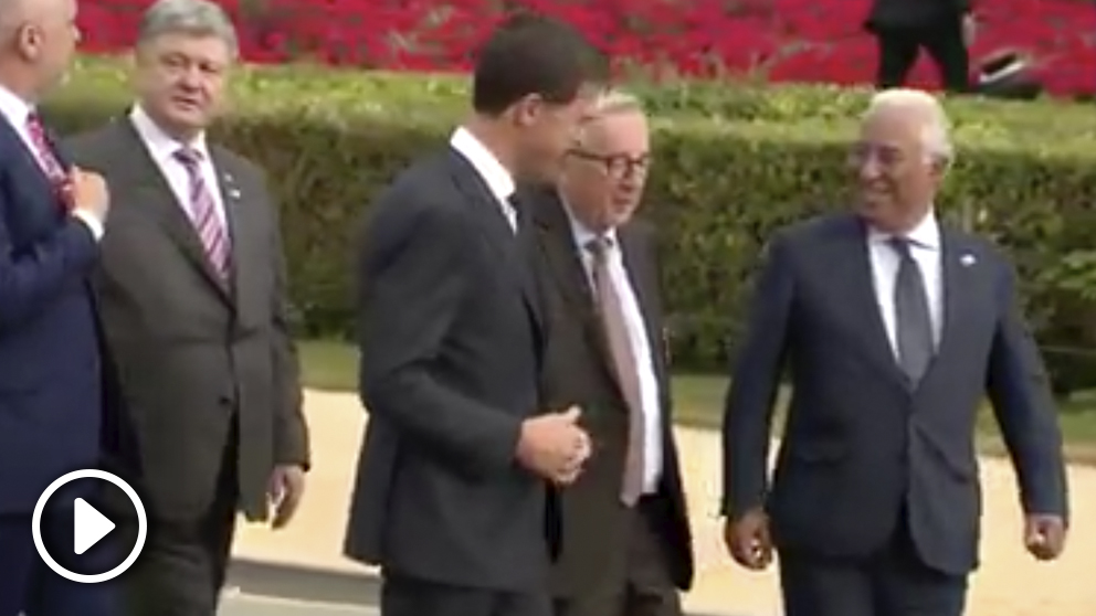 Jean-Claude Juncker tambaleándose en la Cumbre de la OTAN.