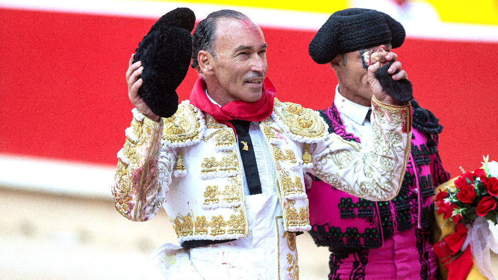 Pepín Liria pasea la oreja cortada este jueves en Pamplona (Foto: EFE).