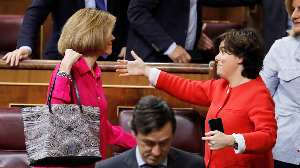 María Dolores de Cospedal y Soraya Sáenz de Santamaría. (Foto: EFE)