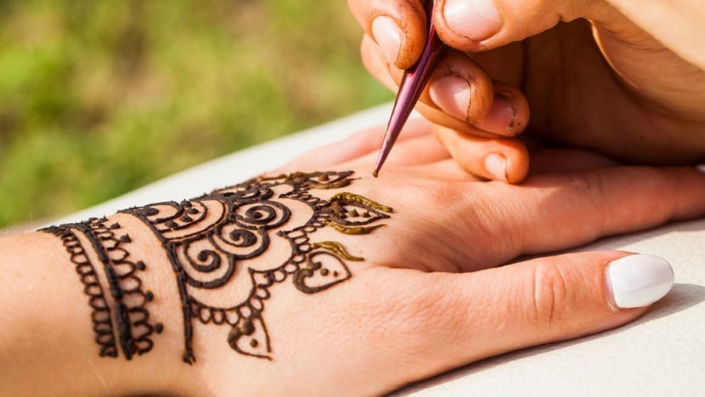 Todos los pasos para saber cómo hacer un tatuaje de henna en casa