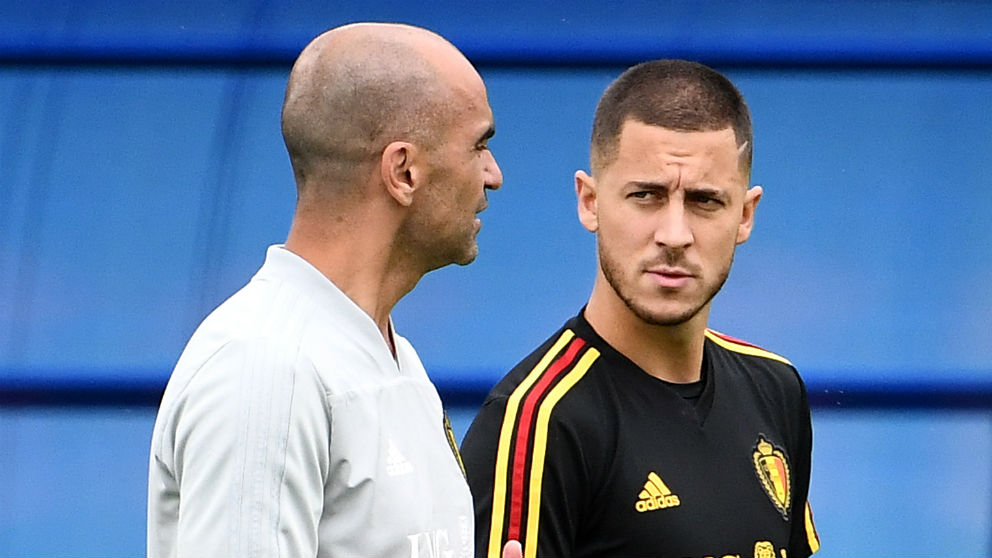 Roberto Martínez charla con Eden Hazard. (AFP)