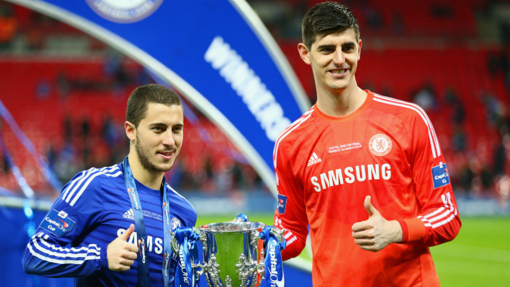 Courtois y Hazard celebran un título con el Chelsea. (Getty)