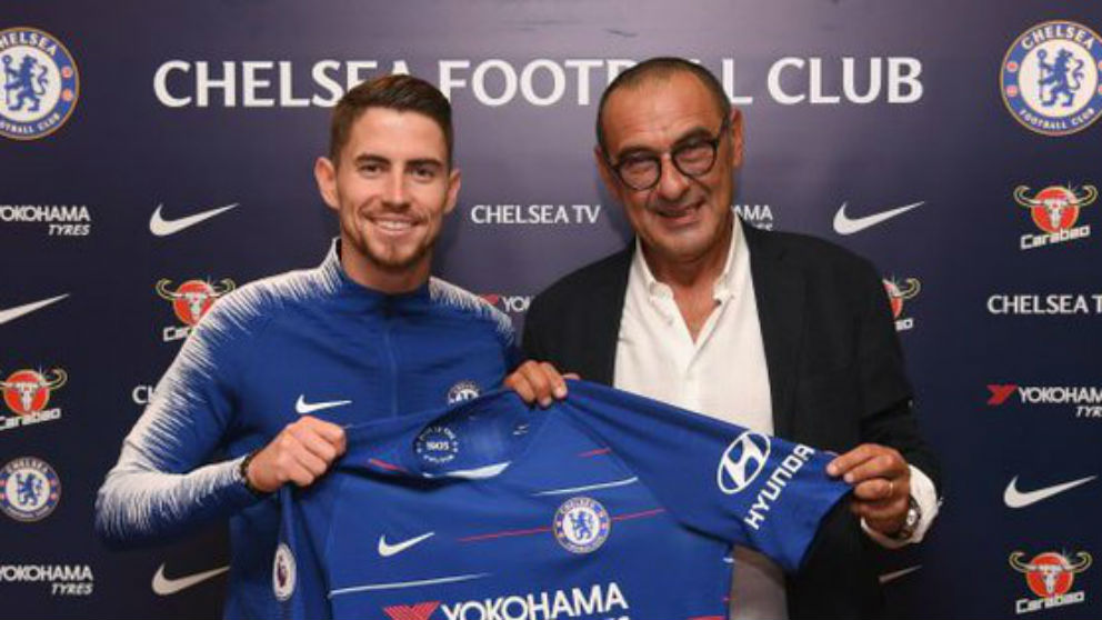 Jorginho posa con la camiseta del Chelsea. (chelseafc.com)