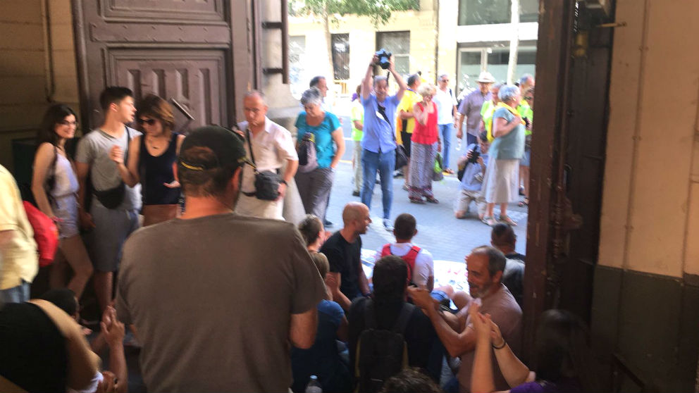 Momento en el que los independentistas irrumpen en el interior de la antigua cárcel Modelo de Barcelona.