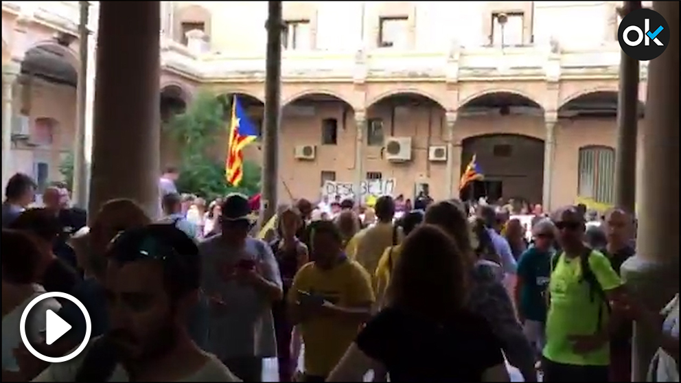 Los separatistas irrumpen en el interior de la cárcel Modelo de Barcelona.