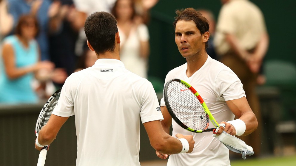 Nadal y Djokovic se saludan al término del partido. (Getty)