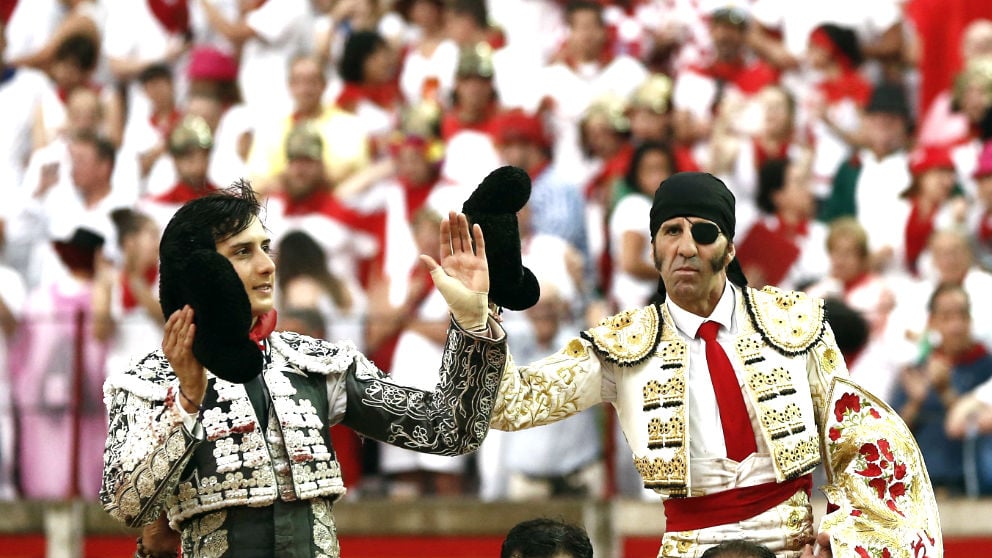 Roca Rey y Padilla salen a hombros en una corrida en Pamplona (Foto: EFE).
