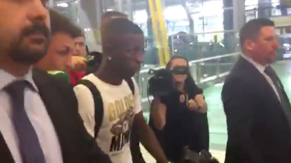 Vinicius, en el aeropuerto tras su llegada a Madrid.