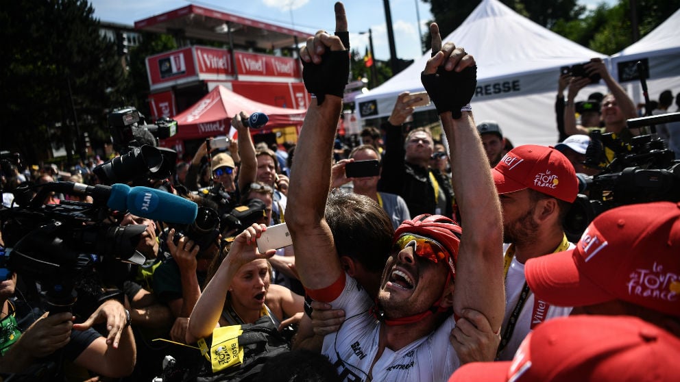 John Degenkolb celebra entre sus asistentes el triunfo en el Tour. (AFP)