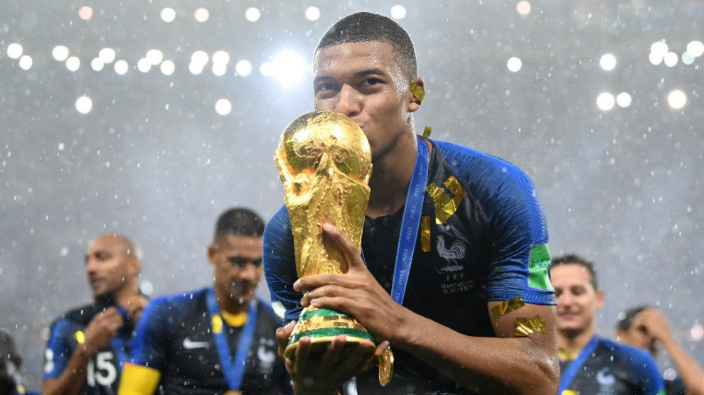 Kylian Mbappé besa la Copa del Mundo. (Getty)