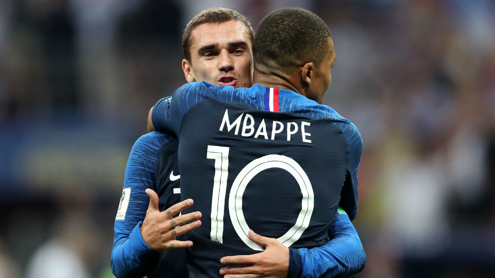 Kylian Mbappé y Antoine Griezmann celebran uno de los goles de Francia contra Croacia en la final del Mundial. (Getty)