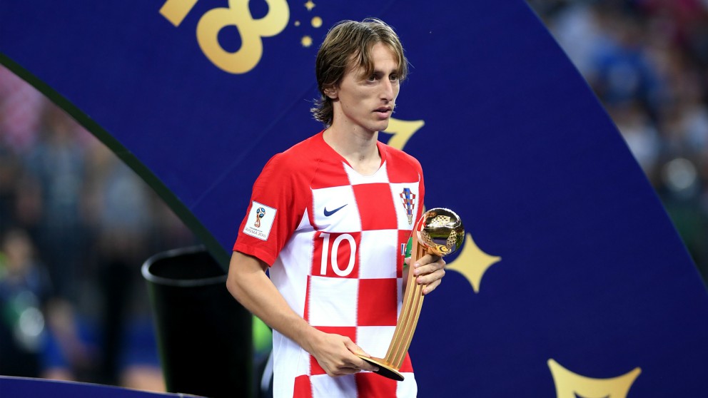 Modric, con el trofeo que le acredita como Balón de Oro del Mundial. (Getty)