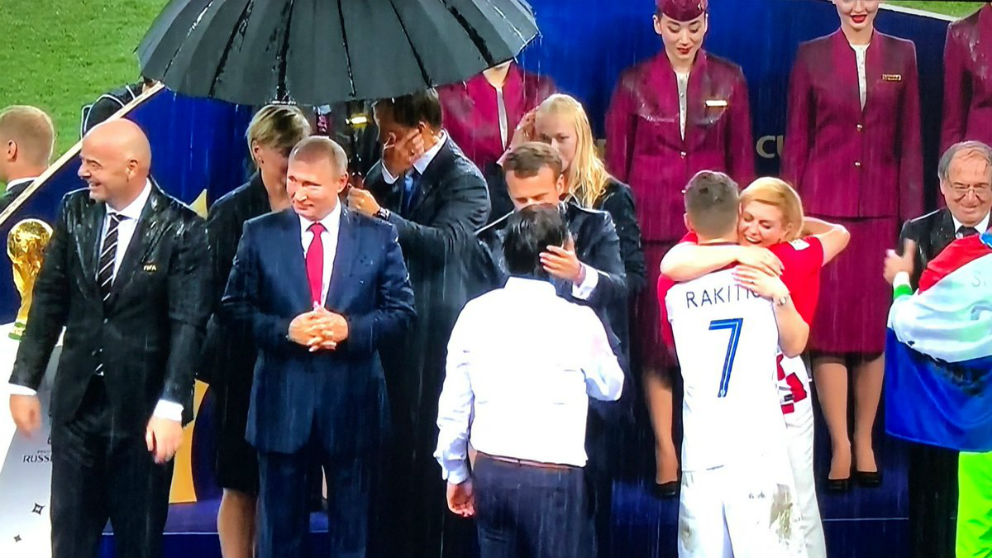 Vladimir Putin fue el primero en tener un paraguas para guarecerse de la lluvia.
