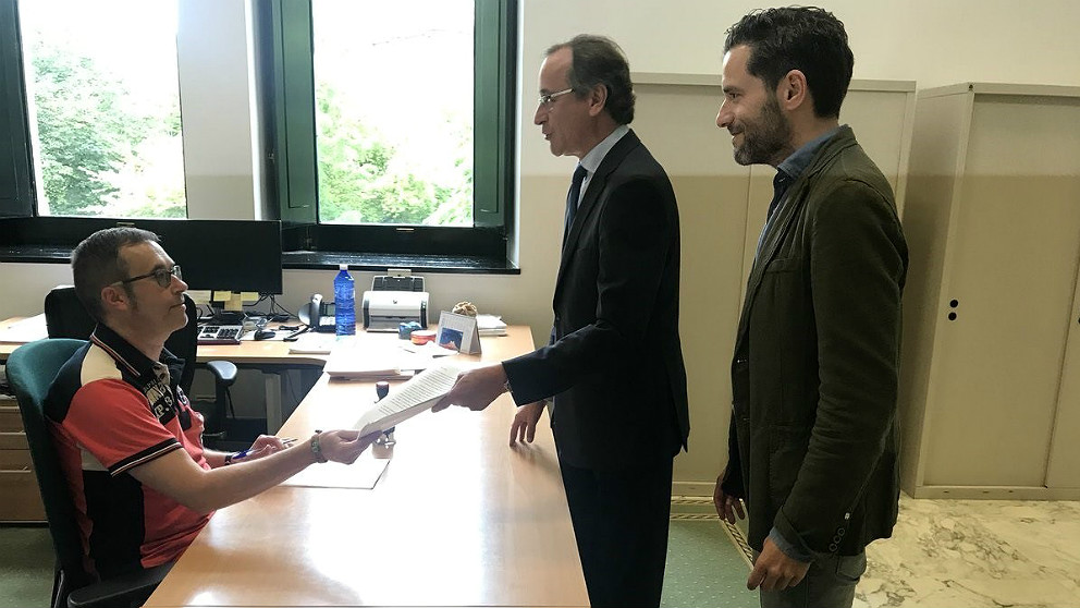 Alfonso Alonso y Borja Sémper registrando su petición en el Parlamento vasco. (EP)