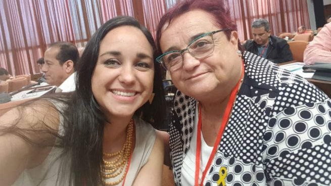 La diputada de ERC Ana Surra, a la derecha, en el Foro de Sao Paulo en La Habana (Foto: @natashamales vía Twitter)