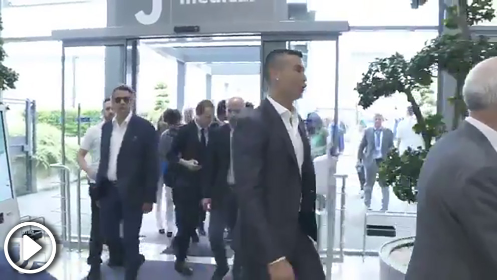 Cristiano Ronaldo canta al entrar en las instalaciones de la Juventus.