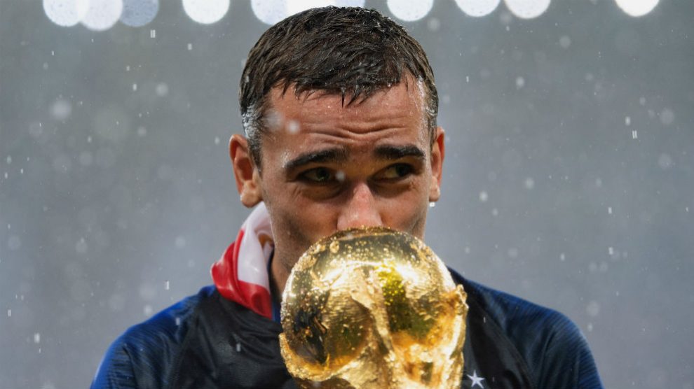Griezmann posa con la copa de campeón del mundo. (Getty)